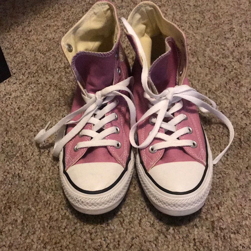 8.5, pink high top converse. Never worn.